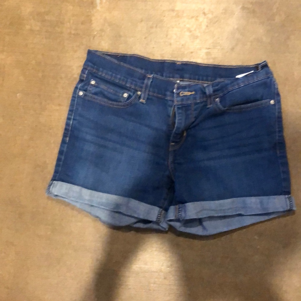 Woman’s Levi’s stretch denim shorts.  Sz 28